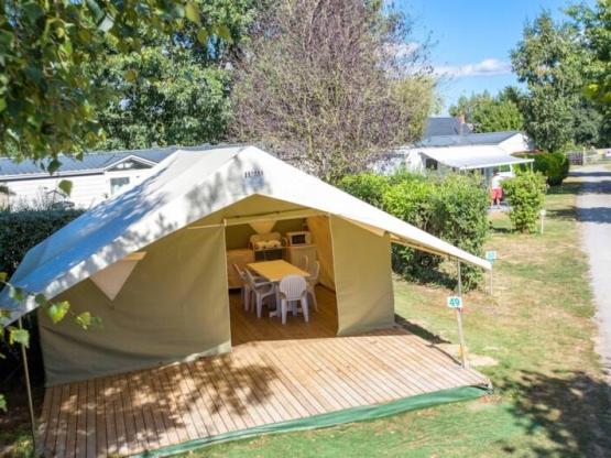 Equipped tent SIMPLY 20m² / 2 bedrooms - sheltered terrace (without toilet blocks)