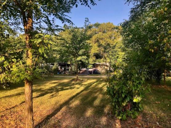 05 Emplacement XL PREMIUM véhicule + électricité 10A + Eau + Evacuation +150m²