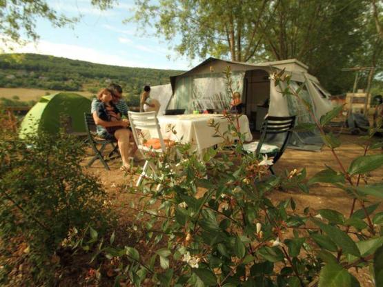 Stellplatz Confort (Zelt, Wohnwagen, Wohnmobil / 1 Auto / Strom )