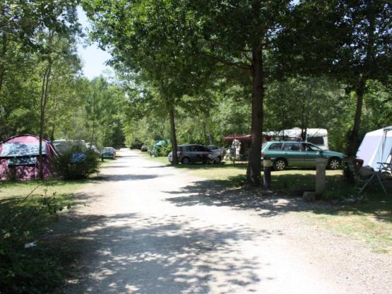 Emplacement : véhicule + tente ou caravane + électricité