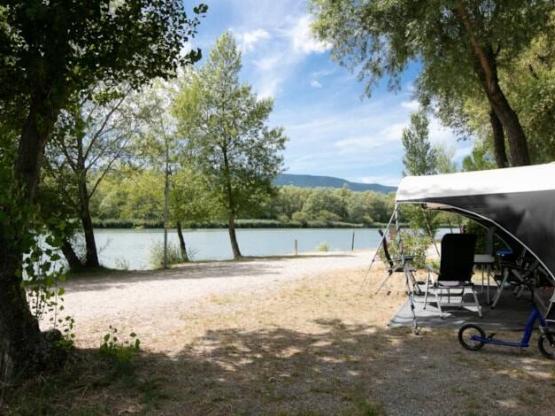 Emplacement Confort 130 m², bord du lac