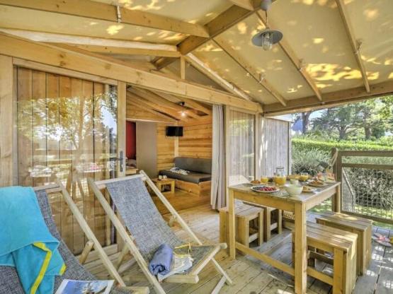 Hut lodge Cosyflower PREMIUM 2 slaapkamers 38 m² waarvan overdekt terras 10m² + TV + Met lakens