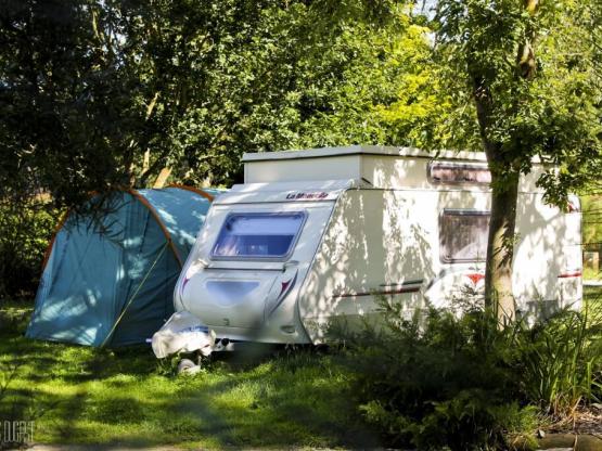 Emplacement Confort  (1 tente, caravane ou camping car / 1 voiture, electricité10A)