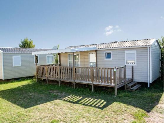 Mobil-home Confort 34m² (3 chambres) - 1 salle d'eau - Terrasse semi-couverte