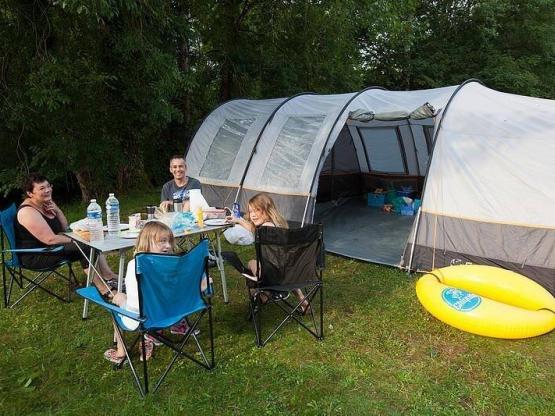 Emplacement grand confort bord de rivière 130m²-électricité 10A - Face à la plage - branchement en eau et évacuation des eaux grises sur l'emplacement