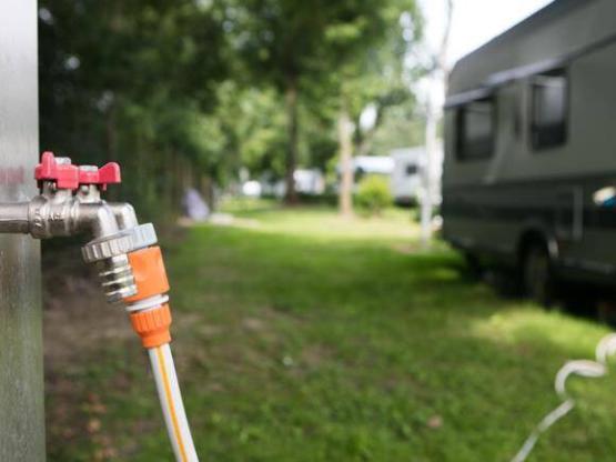 Emplacement Grand Confort - Electricité 10 A + Eau + Evacuation