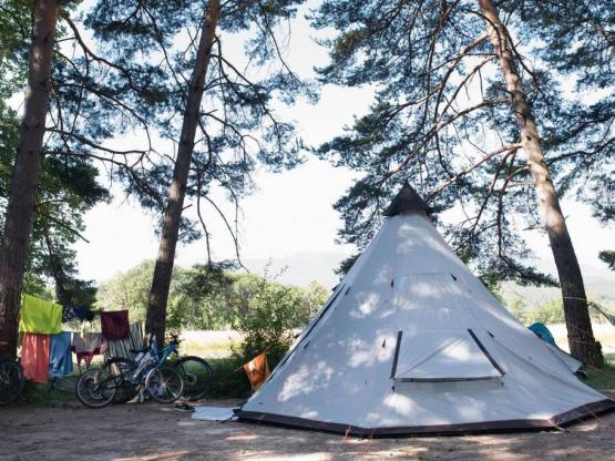 FORFAIT Emplacement PREMIUM (vue champ ou rivière), personnes et électricité en supplément