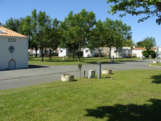 Le camping propose des emplacements nus avec ou sans électricité pour tentes, caravanes et C. Cars.