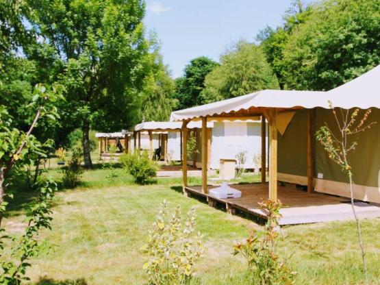 Zeltbungalow in der Nähe des Sees