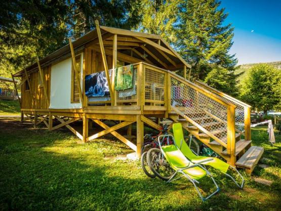 Lodge Cabin Premium auf Stelzen 32 m² - 2 Schlafzimmer (mit Sanitäranlagen) + Terrasse + TV