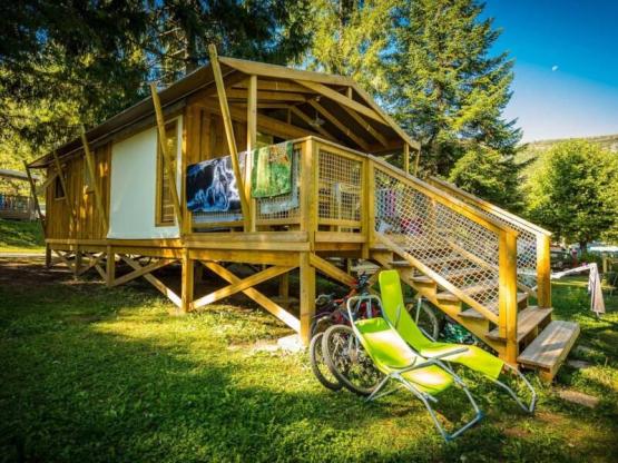 Cabane Lodge Premium sur pilotis 32m² - 2 chambres (avec sanitaires) + terrasse + TV