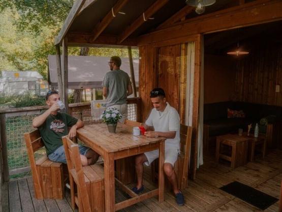 Cabane Lodge Premium sur pilotis 32m² - 2 chambres (avec sanitaires) + terrasse + TV + LV