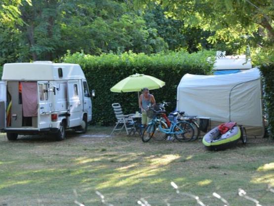 Emplacement Camping ( Tente ou Caravane + véhicule )