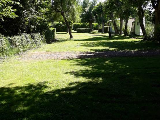 Emplacement + 1 voiture + tente ou caravane