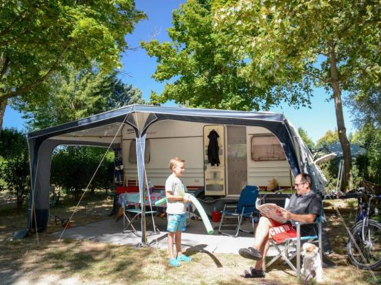 Forfait standard emplacement + électricité 10A, caravane