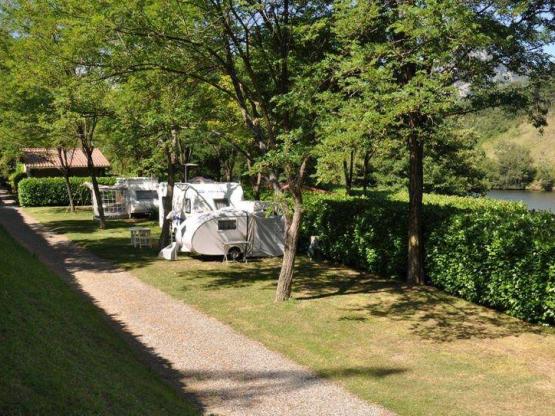Forfait Confort : voiture + tente/caravane ou camping-car + électricité 6A / 10A (2 pers.)