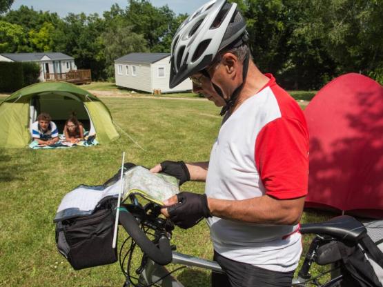 EMPLACEMENT : CYCLE/MOTO/ou RANDONNEUR avec toile de tente