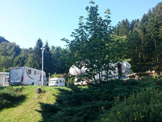 * AIRE DE STATIONNEMENT INTERIEURE POUR CAMPING CAR : FORFAIT CAMPING CAR + 13AMPERES + 2 PERSONNES