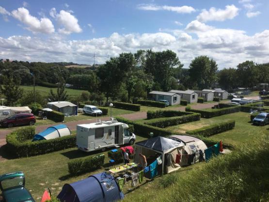 Forfait Confort avec électricité (1 tente, caravane ou camping-car / 1 voiture / électricité 16A)