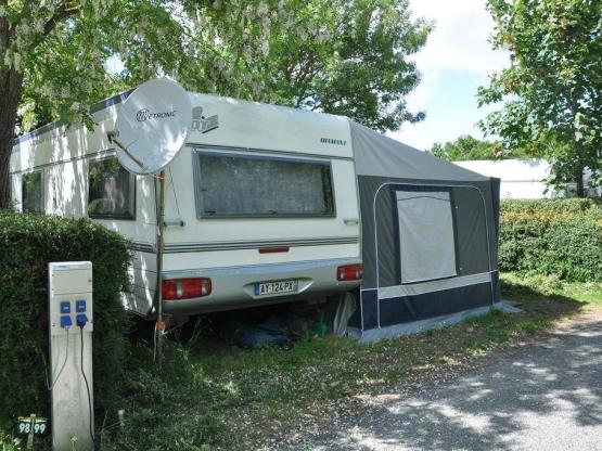 Stellplatz Confort (Zelt, Wohnwagen, Wohnmobil / 1 Auto / Strom 6A)