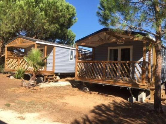 Mobil-Home ROMARIN Confort 32m² (2 chambres)+ - terrasse couverte 8 m² - TV + Climatisation