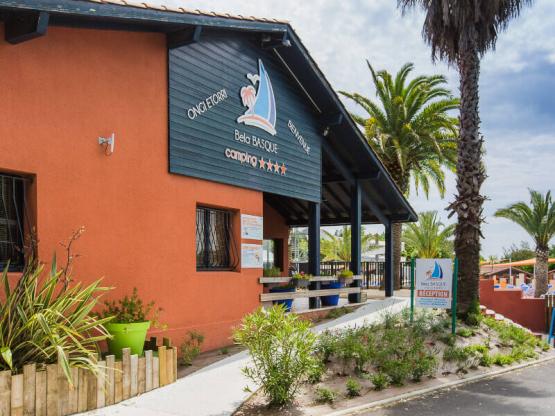 Mobil-home Confort 3 chambres avec terrasse en bois semi couverte