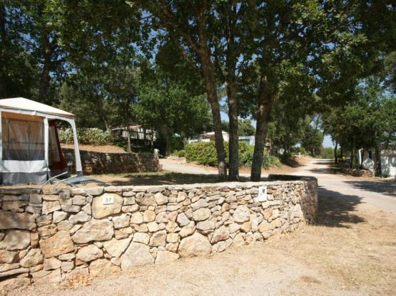 EMPLACEMENT avec électricité : 1 Voiture + Tente ou Caravane ou Camping-Car