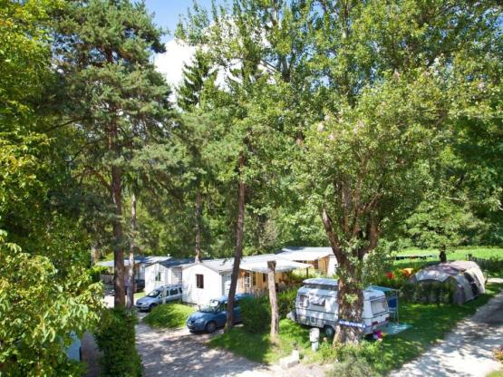 Parcela Grand Confort (Parcela coche + tienda / caravana o autocaravana, luz 10A + agua)