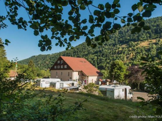* AIRE DE STATIONNEMENT EXTERIEURE POUR CAMPING CAR : FORFAIT CAMPING CAR + 2 PERSONNES + 13 AMPERES