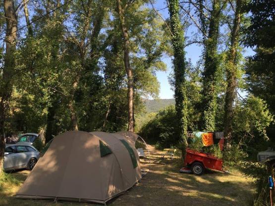 Emplacement tente dans la Ramière (1 véhicule <2m+ 1 tente ou 1 caravane pliante toile)