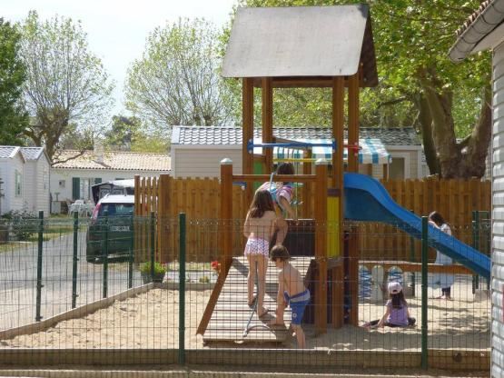 Emplacement camping pour tente, caravane ou camping-car de 1 à 6 personnes, 1 véhicule.