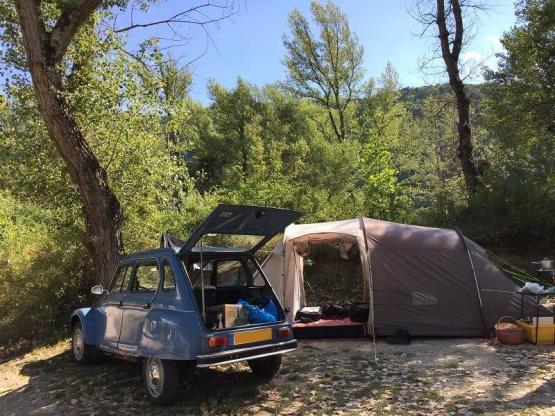 Emplacement sous les Peupliers (1 véhicule + 1 tente ou 1 caravane)