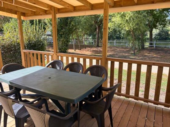 Mobil home confort (3 chambres) + Terrasse couverte + Vue sur la rivière