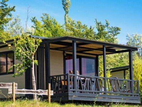 Chalet Confort "Nouméa" + CLIM _25m² - (Modèle 2) 2 Chambres  + 12m² Terrasse couverte  + TV