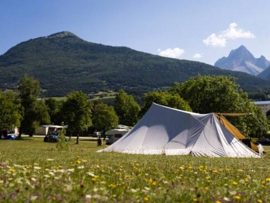 Emplacement tente / caravane / véhicule / camping-car / sans électricité