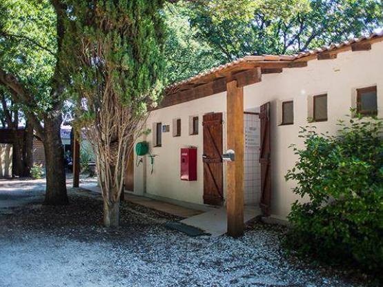 Emplacement 1 Tente ou 1 Caravane ou 1 Camping-car + 1 voiture (électricité non incluse)