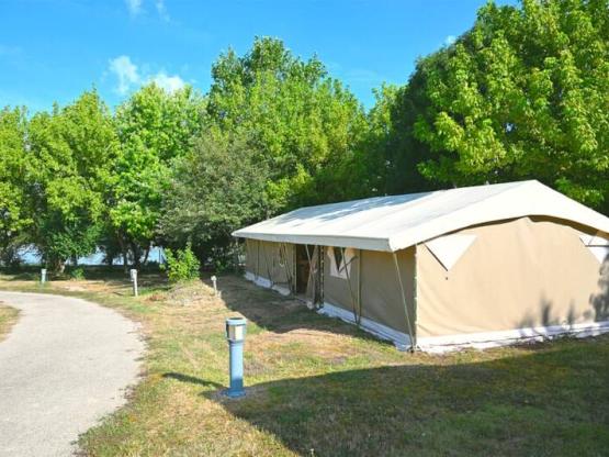 Bungalow toilé meublé 10 pers. Canada XXL 64m² (5 chambres) avec terrasse couverte