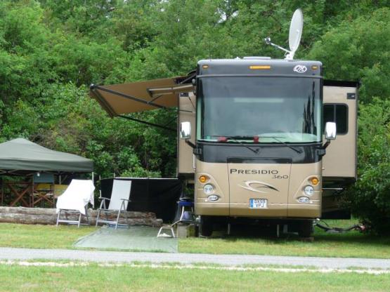 Emplacement RV Freedom : camping-car style American - 135m² minimum (voiture fournie minimum 3 jours