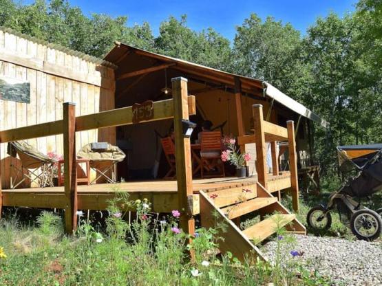 Zelt mit Sanitäranlagen