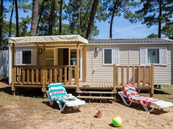 Stacaravan Confort 4 slaapkamers met half overdekt houten terras