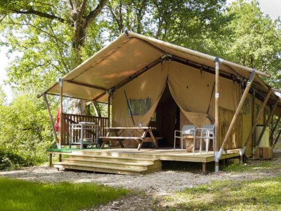 Tente Safari 45m2 (3 chambres) niveau supérieure. Terrasse avec vue sur le camping et la rivière - parking
