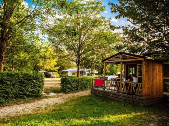 Paar und Kind oder behinderte Person Chalet