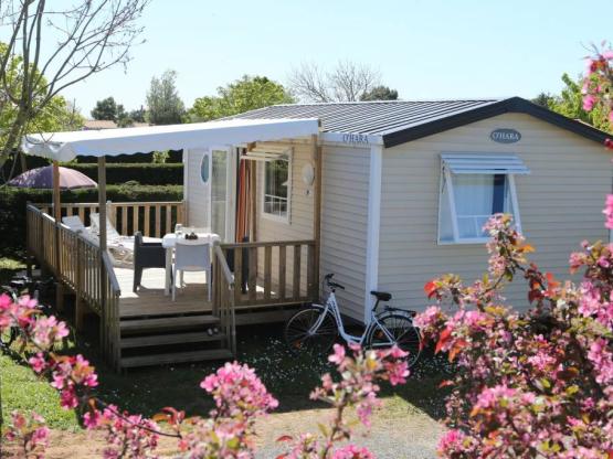 Stacaravan COMFORT 27.5 m² (2 slaapkamers) + TV + Half-schaduwrijk terras