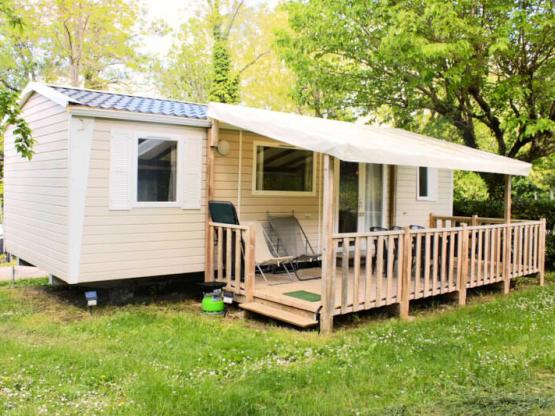Mobil-home Confort (35m²) avec terrasse couverte, climatisé