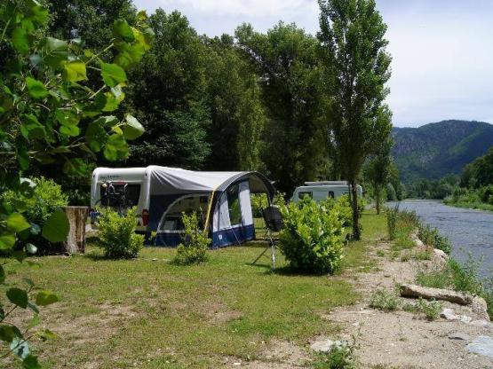 FORFAIT EMPL. CONFORT BORD DE PLAGE/RIVIERE - Tente(s)/carav.+1 voit.(ou 1 camping-car),électr. 10 A