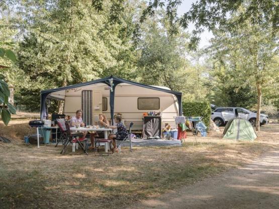 Parcela : 1 coche + tienda, caravana o autocaravana