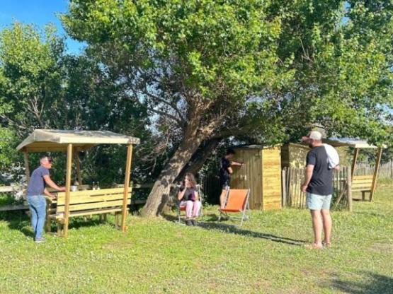 Emplacement Equipé d'1 table pique-nique, cabanon équipé , électricité et robinet d’eau