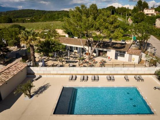 Emplacement Grand CONFORT (eau+ electricite 16A + évacuation)