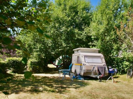 C006 Emplacement caravane/tente pliante/campingcar + voiture + electricité