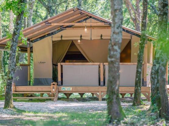 Tente Lodge Kenya CONFORT 34m² - 2 chambres + terrasse couverte 11m² (AVEC sanitaires)